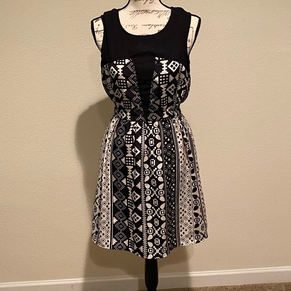 ON SALE‼️ Tribal Print Dress - Picture 2 of 5